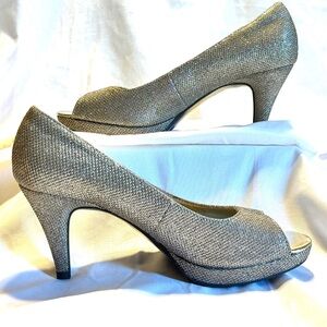 (6) BANDOLINO Open Toe Platform 3" Gold Tone Sparkly Heels